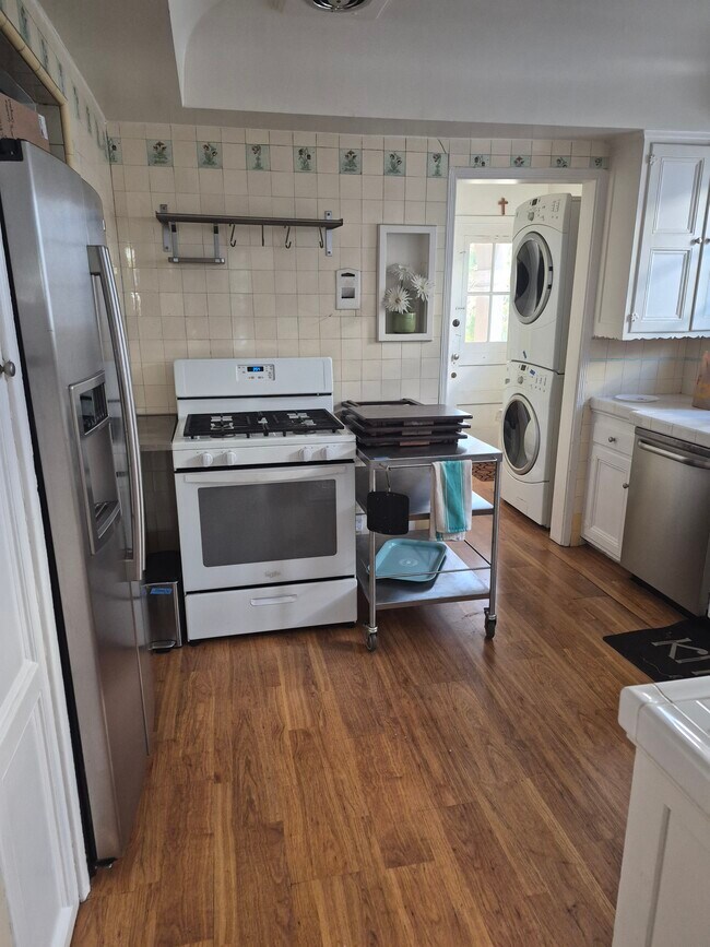 Cocina - 357 S Doheny Dr