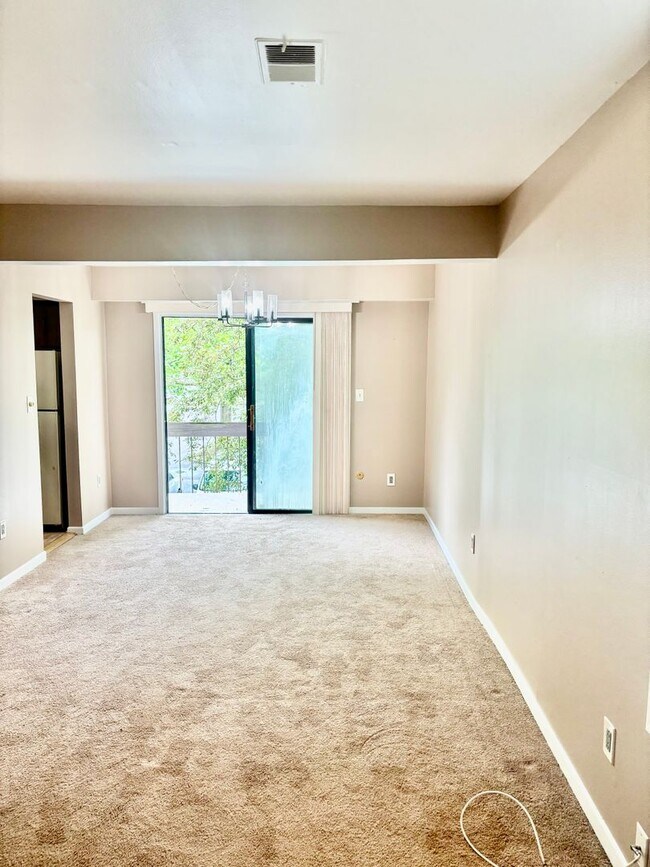 Building Photo - 1 Bedroom, 1 Bathroom Condo located in the...