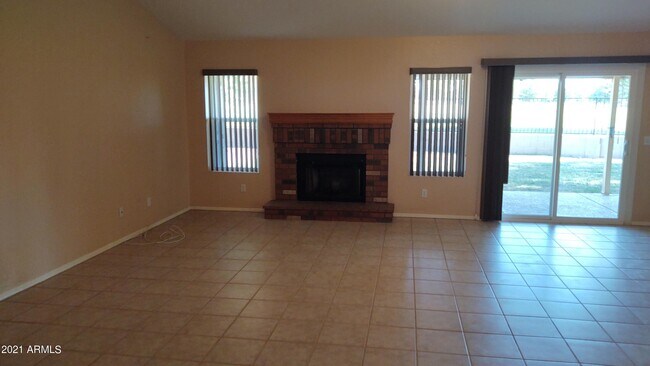 Foto del edificio - 857 N Hillridge