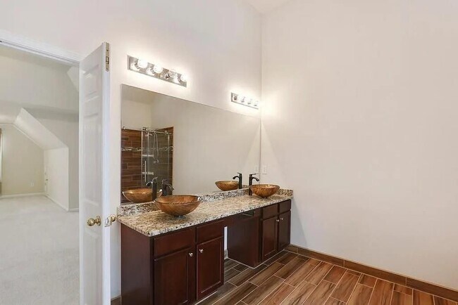 Building Photo - 1504 Longmont Dr