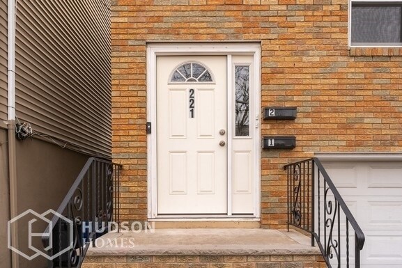 Building Photo - NOW AVAILABLE! - 221 SUSSEX ST Unit 2, Har...