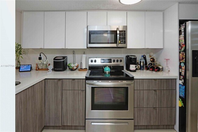 Foto del edificio - 9917 W Okeechobee Rd