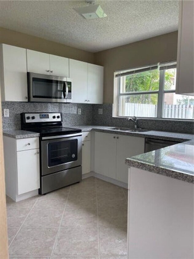 Photo - 19250 NW 12TH Manor
