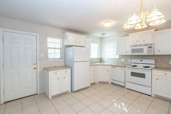 Building Photo - Easy Access to Loop 289!