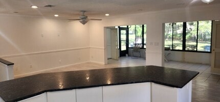 Building Photo - 10 Iris Pl