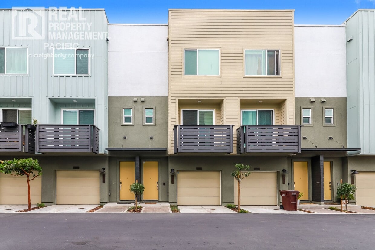 Primary Photo - Modern Townhome in Gated West Oakland Comm...