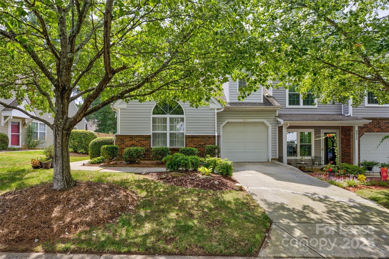 Foto principal - 9014 Roseton Ln