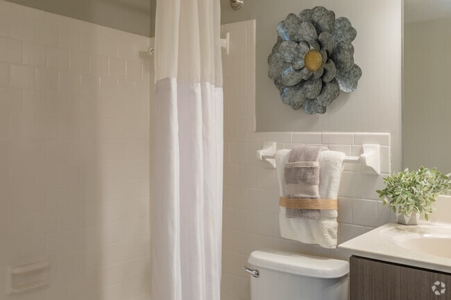 2BR, 1BA - 946SF - South Port