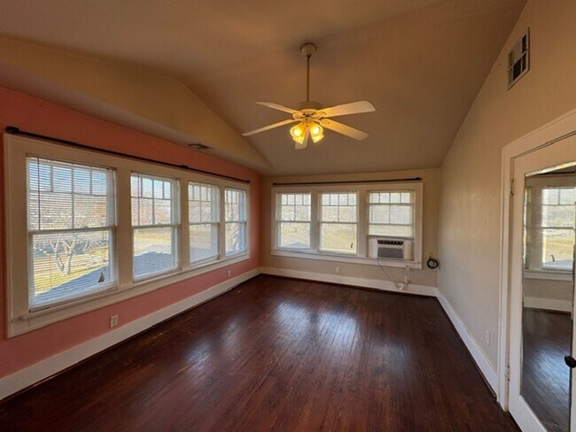 Foto del edificio - 2 bed 1 bath upstairs garage apartment, you pay only electric, private entrance and parking !