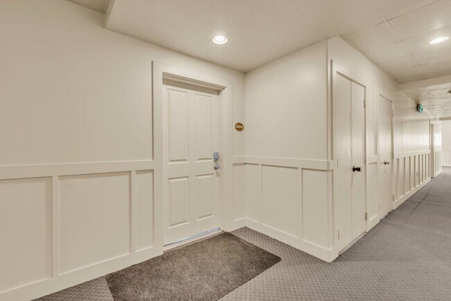 Foto del edificio - Top Floor Crestview Condo