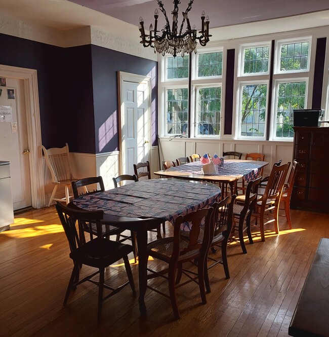 Shared dining room - 535 Fulton St E