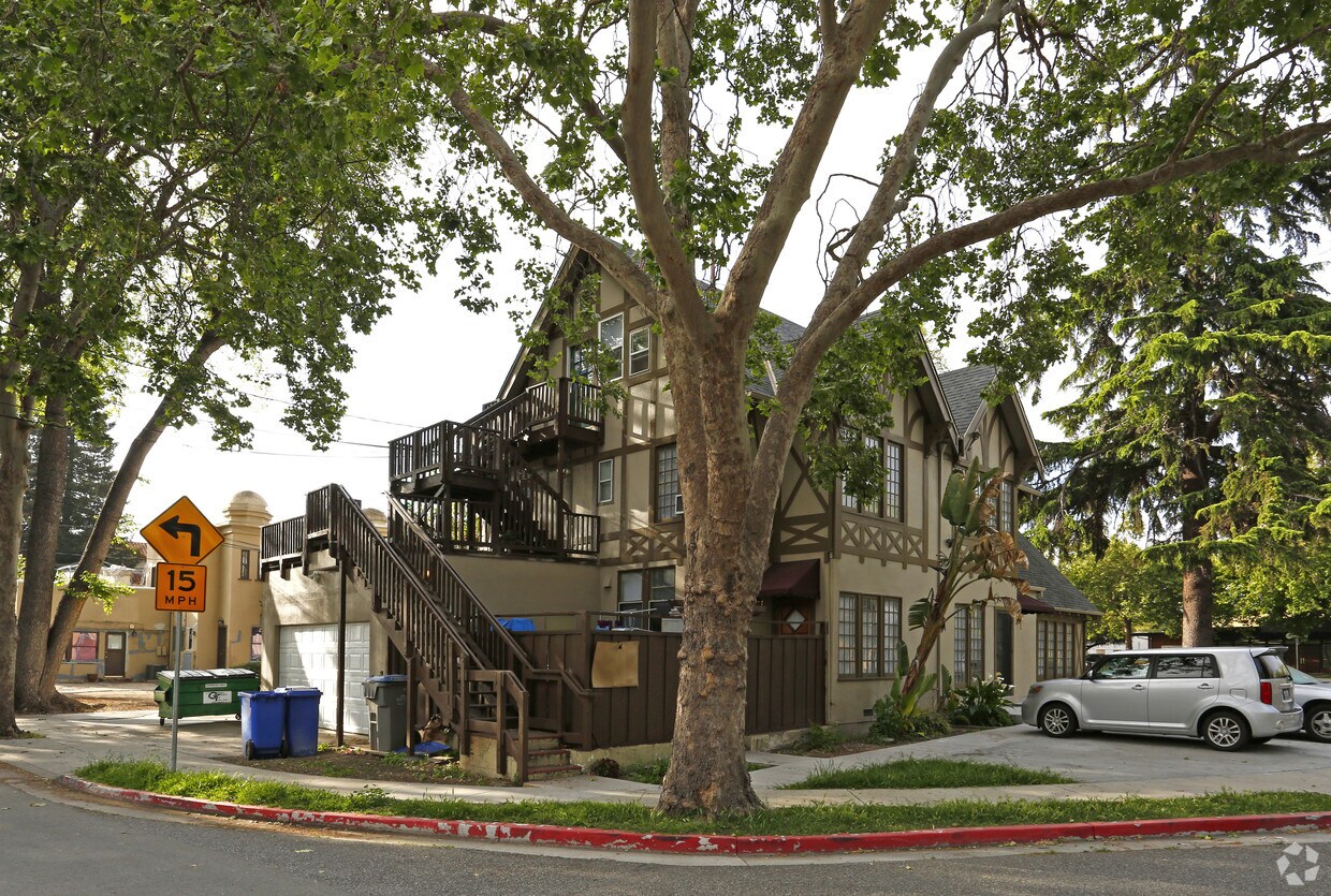 Building Photo - Vintage Mansion