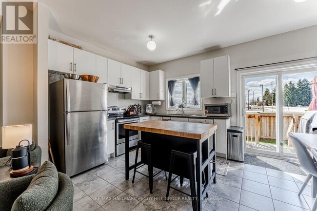 Building Photo - 1226 Peelar Cres