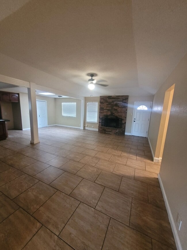 Building Photo - 3 bed 2 bath 2 car garage on cul-de-sac!