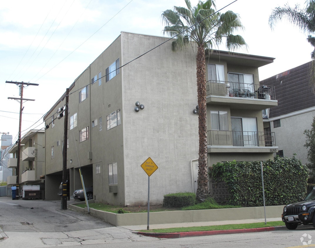 Building Photo - 830 S Barrington Ave
