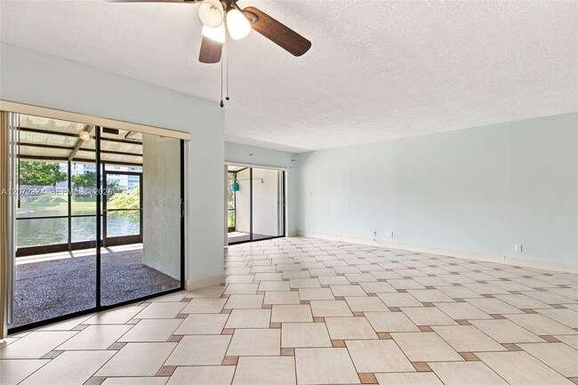 Foto del edificio - 6511 Racquet Club Dr