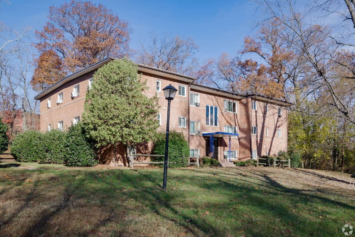 Primary Photo - 2 Bedroom Apartment in Convenient Woodbridge Location – Friendship Place Apartments