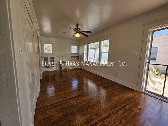 Foto del edificio - Charming 1 Bedroom Cottage Home with a Car...
