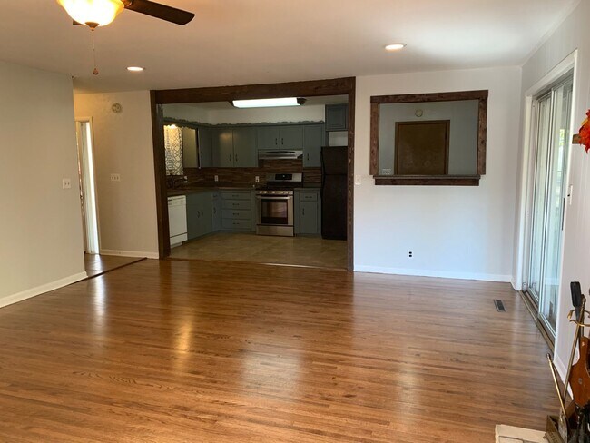 Building Photo - Cute, Cozy & Move-In READY!