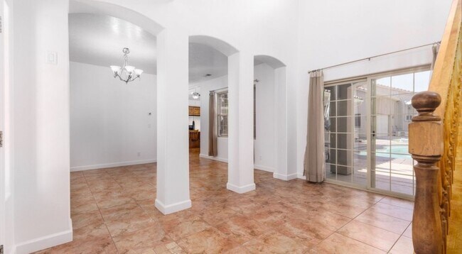 Building Photo - 584 W Mariposa Dr