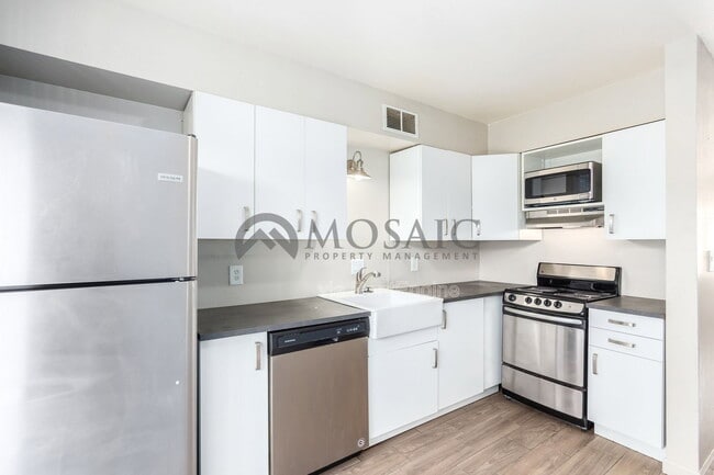 Building Photo - 1204 S McClintock Dr