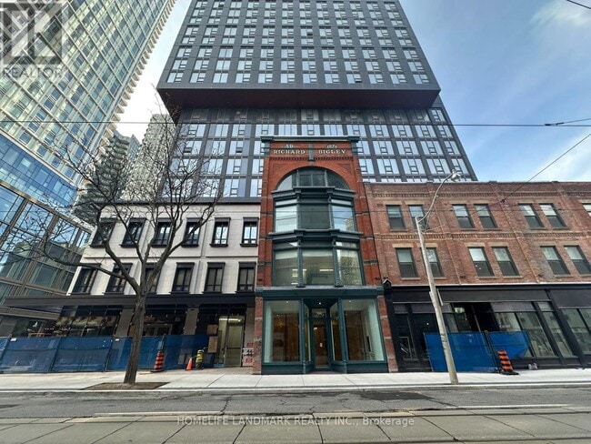 Photo du bâtiment - 100 Queen St E