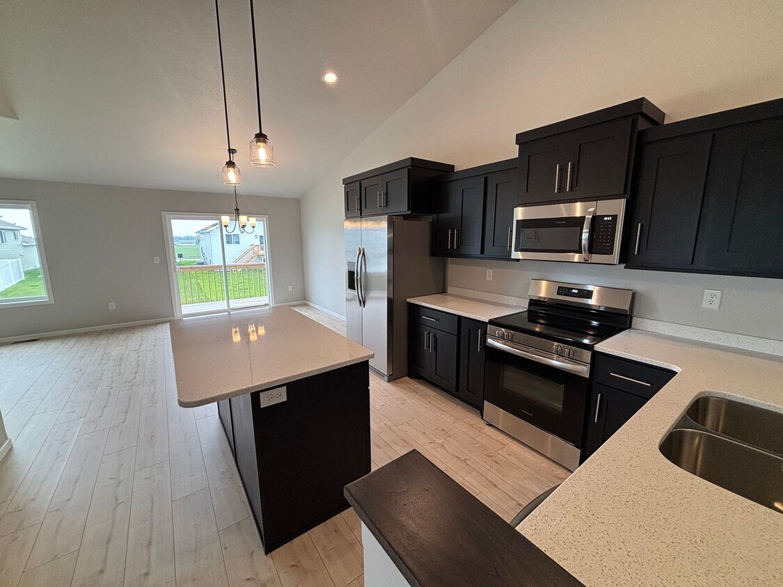 Foto principal - Stylish New Bi-Level Twinhome | 4 Beds | M...