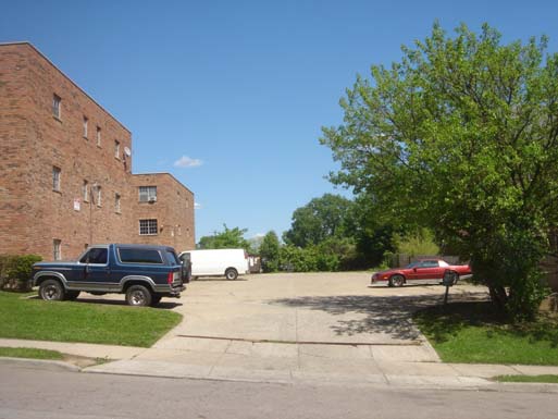 La entrada para auto y estacionamiento para niños - Westwood Apartments