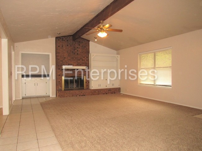Building Photo - 1325 Kelly Park Rd