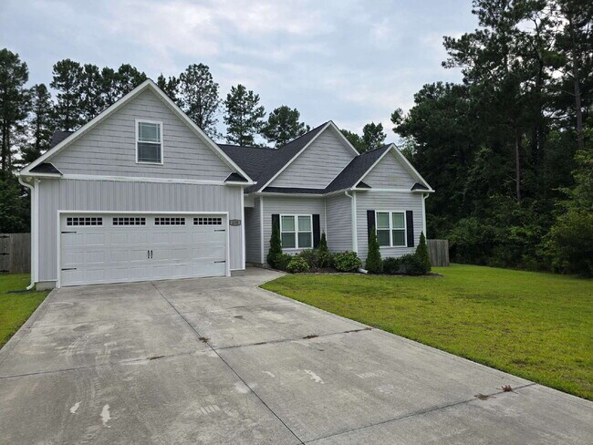 Foto del edificio - Beautiful 3-Bedroom Home with Bonus Room, Modern Finishes & a Huge Fenced Backyard