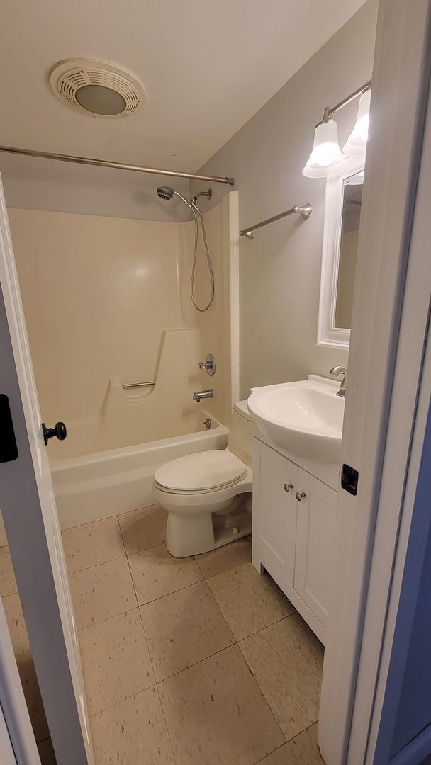 Building Photo - Ground level 3/1