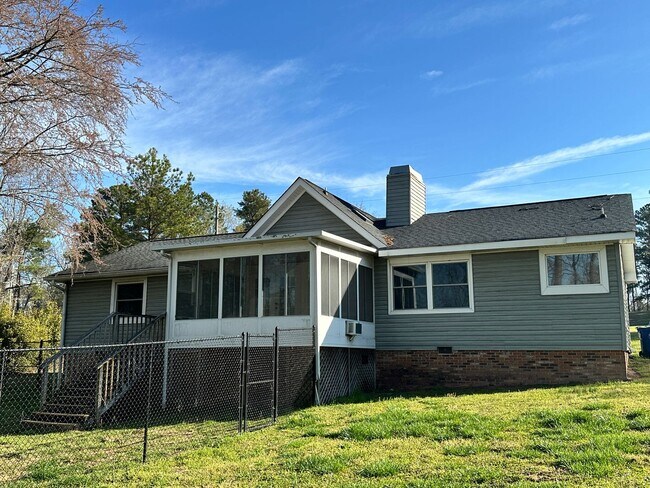 Building Photo - 3 bed, 2 bath home in Harlem with garage a...