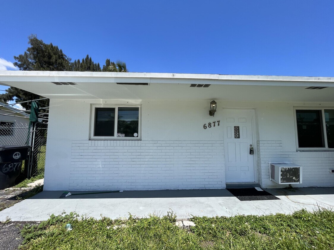 Foto principal - 6877 SW 16th Ct