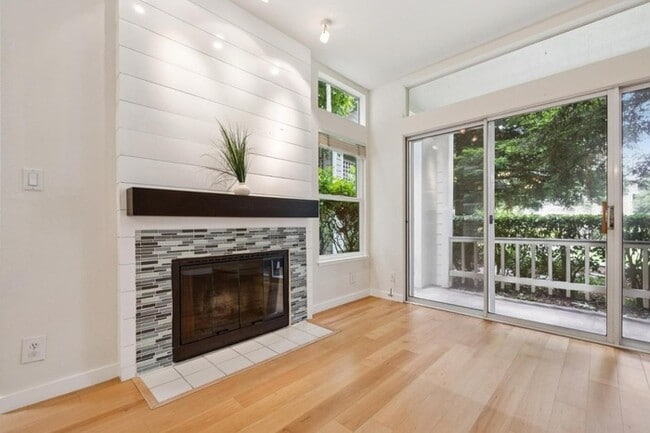 Building Photo - Charming 2BR / 2BA Condo with Patio & Garage in Half Moon Bay