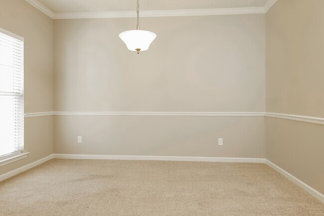 Building Photo - Spacious 4-Bedroom Hendersonville Home