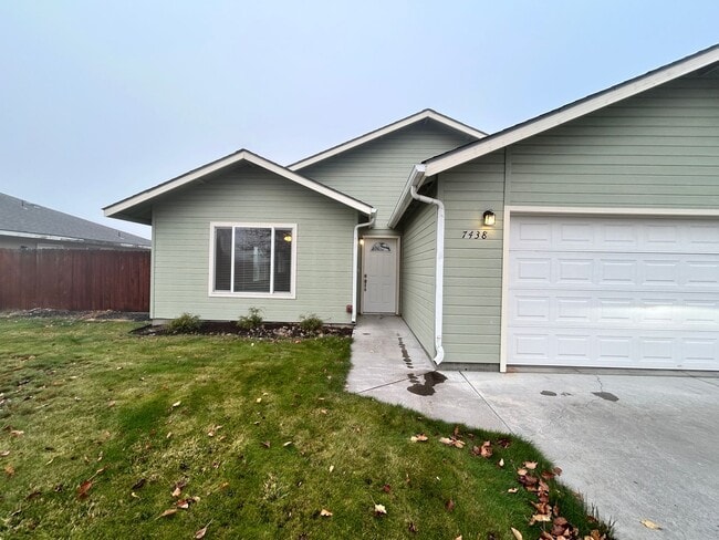 Building Photo - Three Bedroom, Two Bath House