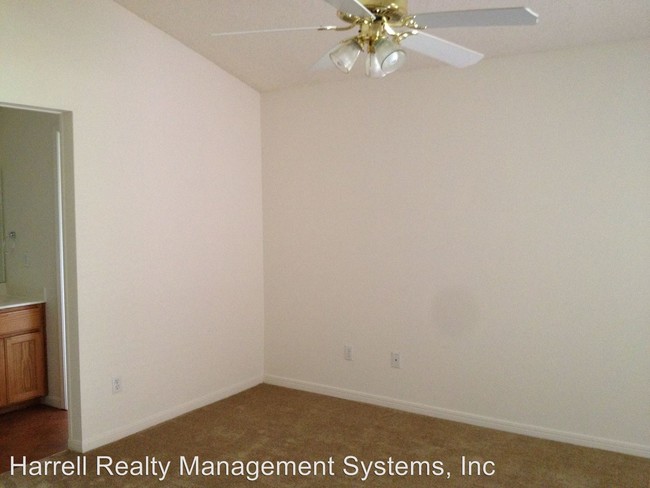 Building Photo - 3 br, 2 bath Apartment - 638 Park Place Dr.