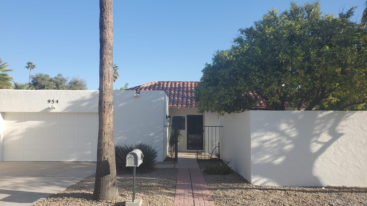 Primary Photo - 954 N Segovia Dr