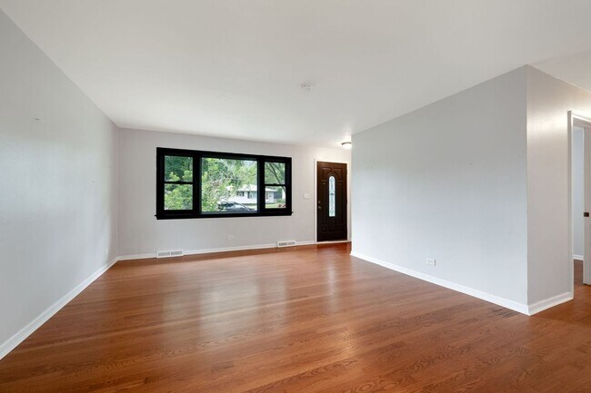 Building Photo - Charming 3BR House in Wheaton