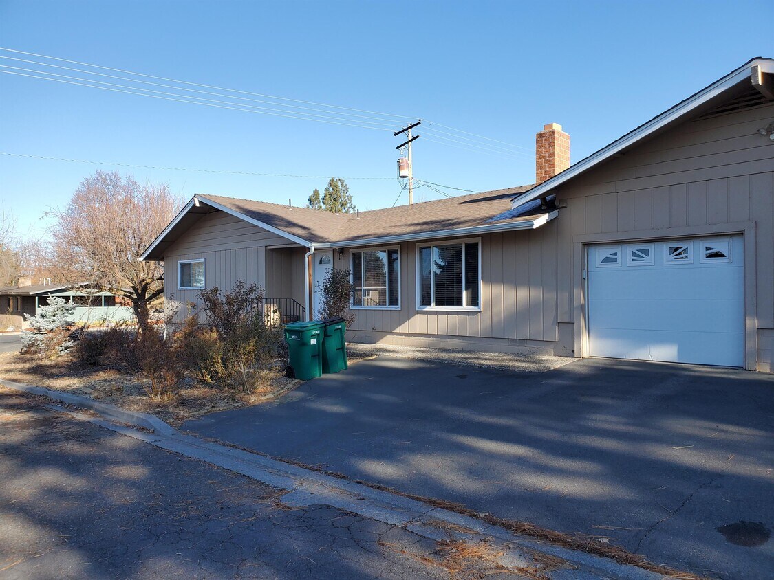 Foto principal - 2467 Hawkins St