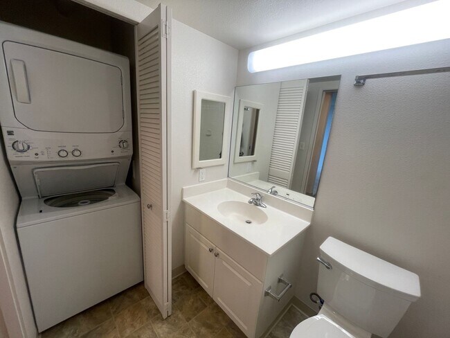 Foto del edificio - 1 Bed 1 Bath 1 Parking in 801 South! Water & Sewer included!