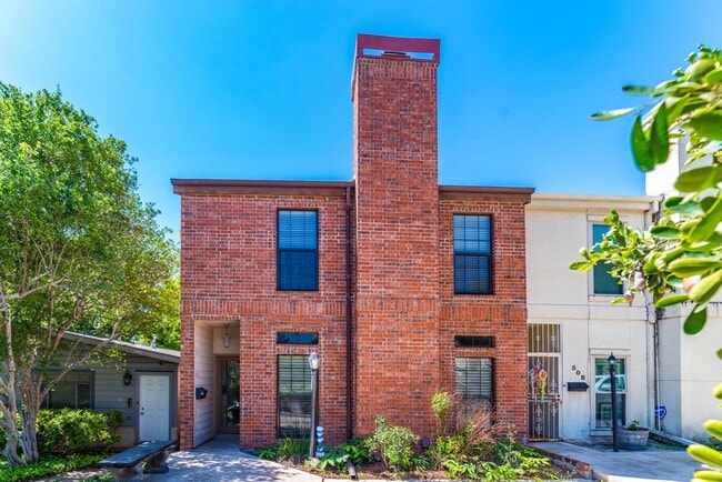 Building Photo - 4-BEDROOM OLMOS PARK TOWNHOME