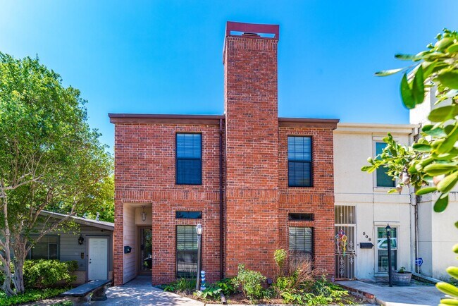 Foto del edificio - 4-BEDROOM OLMOS PARK TOWNHOME