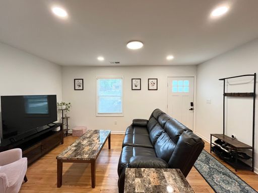Foto del edificio - Modern 3BD, 2BA Near Downtown Durham with Assigned Off-Street Parking and Backyard