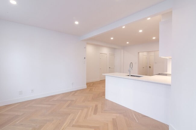 Building Photo - 5530 Ch De La Côte-Saint-Luc