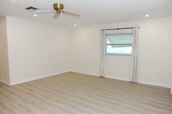Foto del edificio - Naples Park - 3 Bedroom/2 Bath - Annual Re...