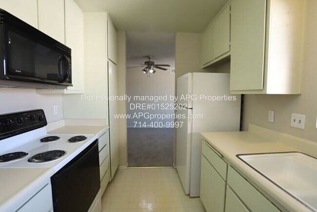 Building Photo - Upstairs 2 bedroom / 1 bathroom condo in A...