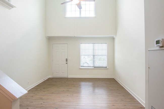 Foto del edificio - End unit townhome with downstairs primary!