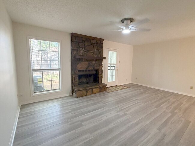 Foto del edificio - 6968 Wesley Ct