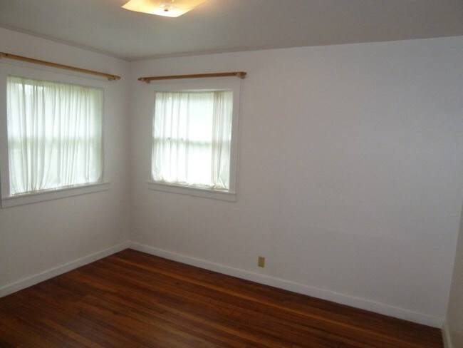 Building Photo - The perfect South Sandpoint Location